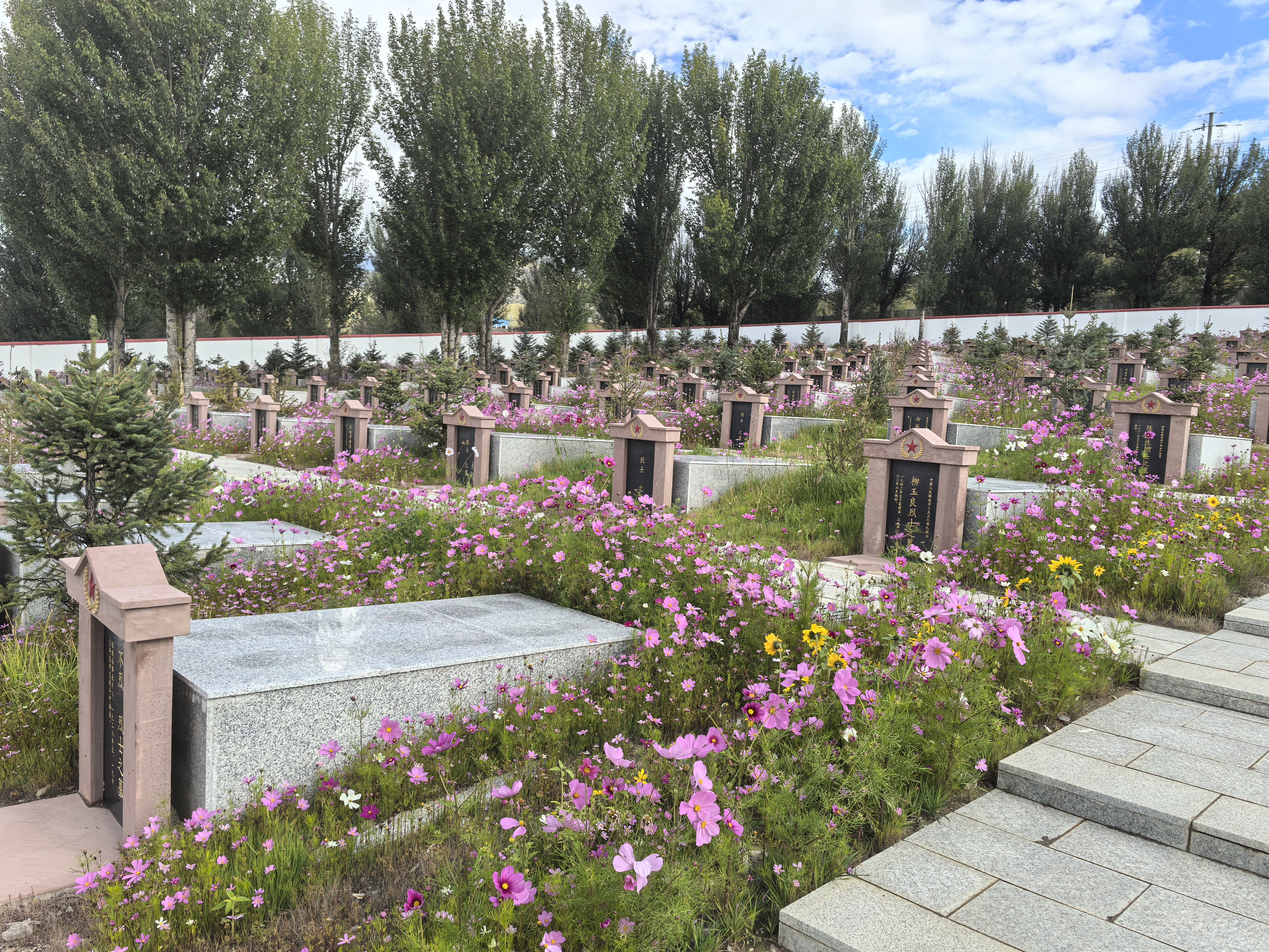 捐資800萬(wàn)，修繕改建稻城烈士陵園