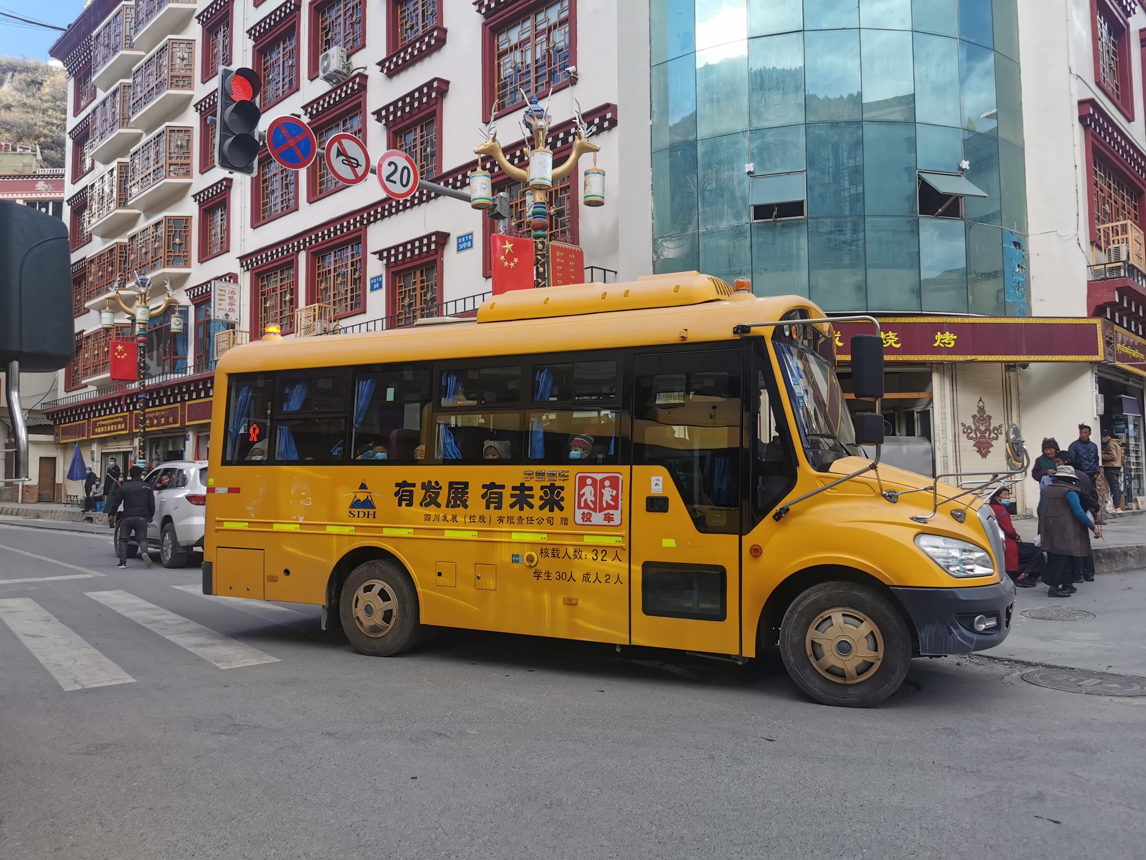 向白玉縣捐贈(zèng)校車(chē)3輛